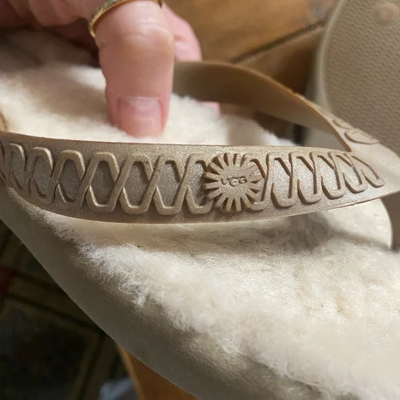 UGG Women's  Comfy Cozy Cream FIip Flops poolside SZ 7 - Picture 2 of 13